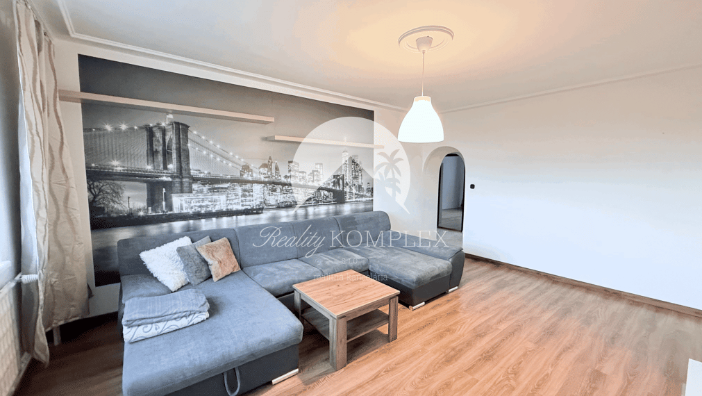 Reality KOMPLEX s.r.o. Vám ponúka NA PREDAJ krásny 3-izbový byt s loggiou v príjemnej lokalite v DS