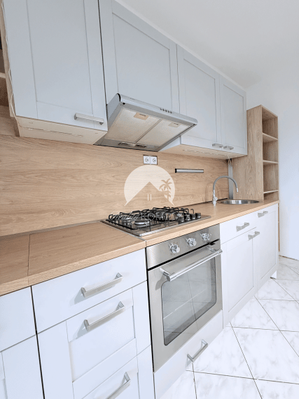 Reality KOMPLEX s.r.o. Vám ponúka NA PREDAJ krásny 3-izbový byt s loggiou v príjemnej lokalite v DS