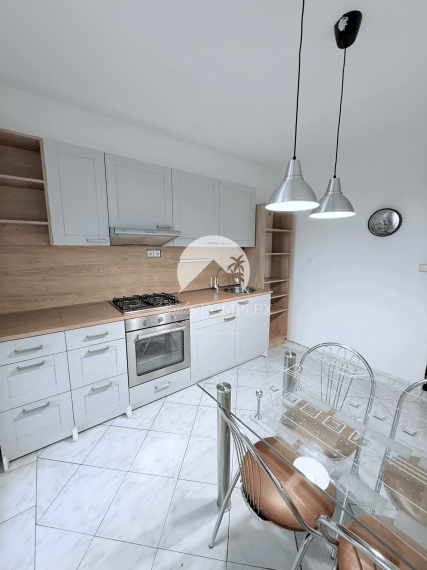 Reality KOMPLEX s.r.o. Vám ponúka NA PREDAJ krásny 3-izbový byt s loggiou v príjemnej lokalite v DS