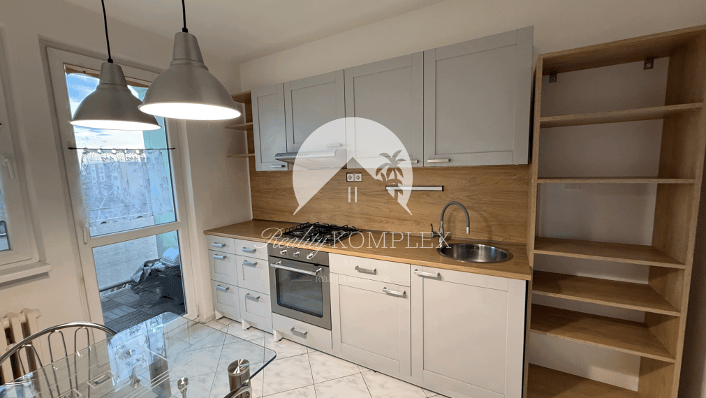 Reality KOMPLEX s.r.o. Vám ponúka NA PREDAJ krásny 3-izbový byt s loggiou v príjemnej lokalite v DS