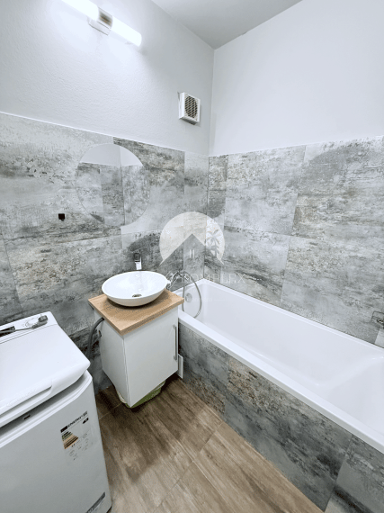 Reality KOMPLEX s.r.o. Vám ponúka NA PREDAJ krásny 3-izbový byt s loggiou v príjemnej lokalite v DS