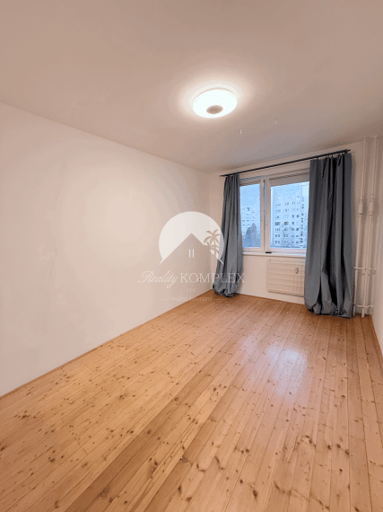 Reality KOMPLEX s.r.o. Vám ponúka NA PREDAJ krásny 3-izbový byt s loggiou v príjemnej lokalite v DS