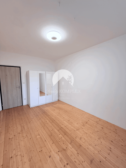 Reality KOMPLEX s.r.o. Vám ponúka NA PREDAJ krásny 3-izbový byt s loggiou v príjemnej lokalite v DS