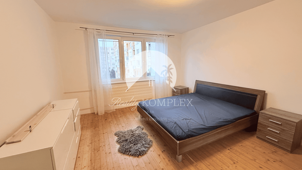 Reality KOMPLEX s.r.o. Vám ponúka NA PREDAJ krásny 3-izbový byt s loggiou v príjemnej lokalite v DS