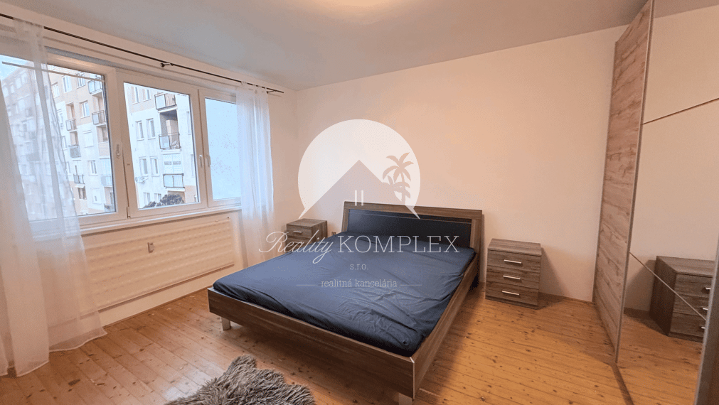 Reality KOMPLEX s.r.o. Vám ponúka NA PREDAJ krásny 3-izbový byt s loggiou v príjemnej lokalite v DS