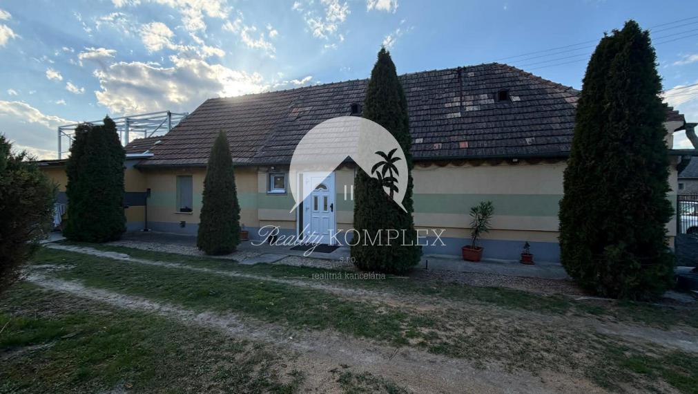 Reality KOMPLEX s.r.o. VámEXKLUZÍVNE ponúka na predaj rodinný dom v obci Zemianska Olča.