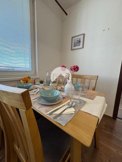 Reality KOMPLEX s.r.o., Vám ponúka na prenájom kompletne   zariadený veľkoplošný dvojizbový byt s balkónom v atraktívnej lokalite, v meste Šurany.