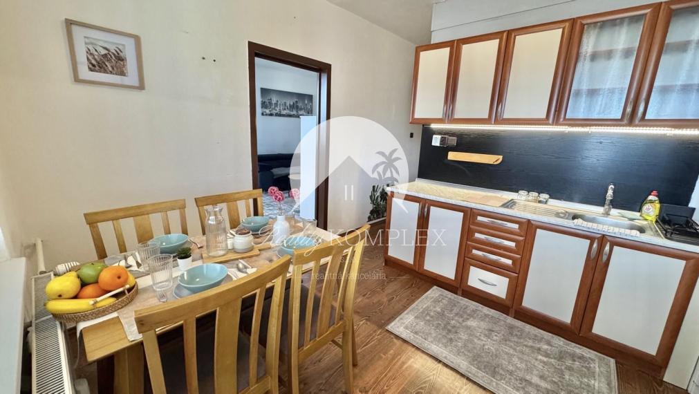 Reality KOMPLEX s.r.o., Vám ponúka na prenájom kompletne   zariadený veľkoplošný dvojizbový byt s balkónom v atraktívnej lokalite, v meste Šurany.