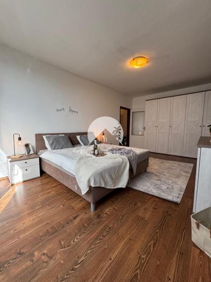 Reality KOMPLEX s.r.o., Vám ponúka na prenájom kompletne   zariadený veľkoplošný dvojizbový byt s balkónom v atraktívnej lokalite, v meste Šurany.