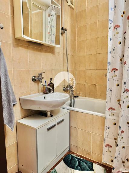 Reality KOMPLEX s.r.o., Vám ponúka na prenájom kompletne   zariadený veľkoplošný dvojizbový byt s balkónom v atraktívnej lokalite, v meste Šurany.