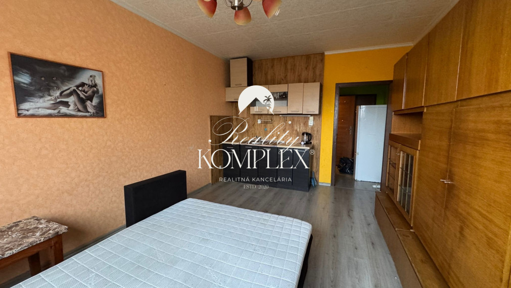 Reality KOMPLEX s.r.o., Vám ponúka garsonku vo VYHĽADÁVANEJ lokalite mesta Nové Zámky  od spoľahlivého majiteľa!!!!