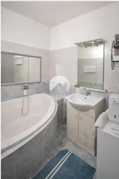 Pekný, zrekonštruovaný trojizbový byt s balkónom v Komárne na PREDAJ