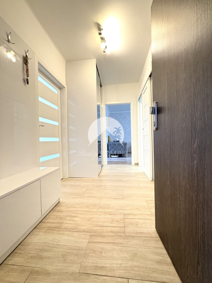 Reality KOMPLEX s.r.o. Vám ponúka na PREDAJ tento nádherný, kompletne zrekonštruovaný a zariadený trojizbový byt v Komárne.