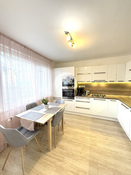 Reality KOMPLEX s.r.o. Vám ponúka na PREDAJ tento nádherný, kompletne zrekonštruovaný a zariadený trojizbový byt v Komárne.