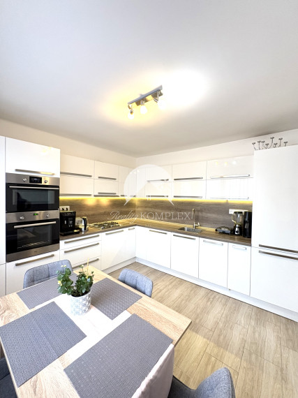 Reality KOMPLEX s.r.o. Vám ponúka na PREDAJ tento nádherný, kompletne zrekonštruovaný a zariadený trojizbový byt v Komárne.