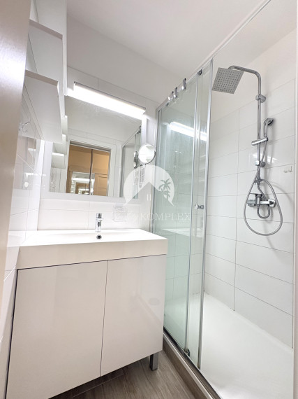 Reality KOMPLEX s.r.o. Vám ponúka na PREDAJ tento nádherný, kompletne zrekonštruovaný a zariadený trojizbový byt v Komárne.