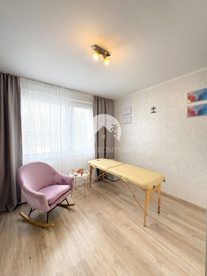 Reality KOMPLEX s.r.o. Vám ponúka na PREDAJ tento nádherný, kompletne zrekonštruovaný a zariadený trojizbový byt v Komárne.