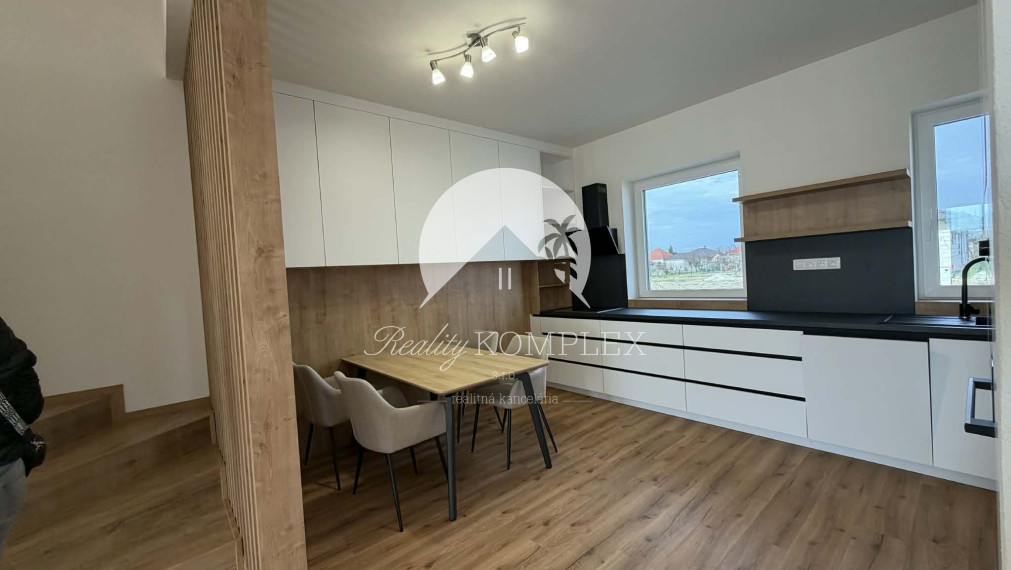 Reality KOMPLEX s.r.o Vám ponúka na predaj rodinnỳ dom