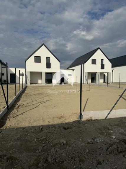 Reality KOMPLEX s.r.o Vám ponúka na predaj rodinnỳ dom