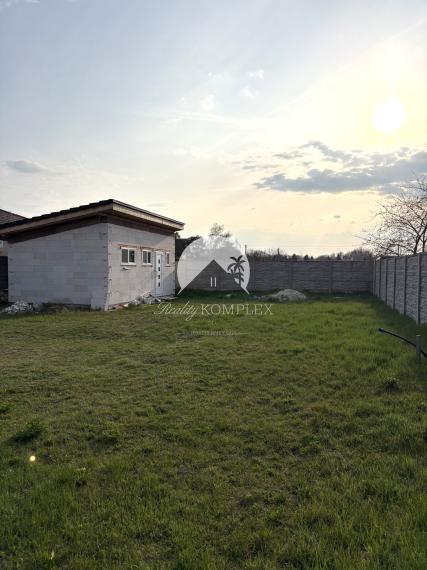 EXKLUZÍVNE IBA U NÁS !!! Reality Komplex s.r.o. vám ponúka na predaj výnimočnú novostavbu víkendového domu v jednej z najlukratívnejších lokalít – len 50 metrov od nádherného Dunaja v Moči.