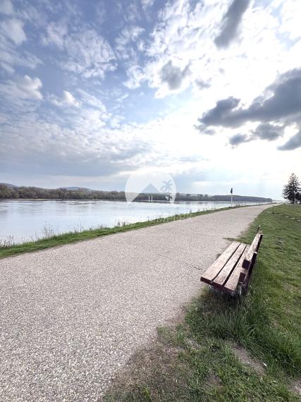 EXKLUZÍVNE IBA U NÁS !!! Reality Komplex s.r.o. vám ponúka na predaj výnimočnú novostavbu víkendového domu v jednej z najlukratívnejších lokalít – len 50 metrov od nádherného Dunaja v Moči.