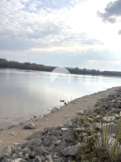 EXKLUZÍVNE IBA U NÁS !!! Reality Komplex s.r.o. vám ponúka na predaj výnimočnú novostavbu víkendového domu v jednej z najlukratívnejších lokalít – len 50 metrov od nádherného Dunaja v Moči.