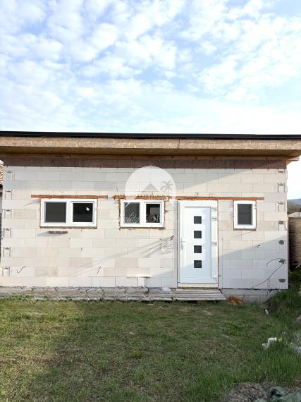 EXKLUZÍVNE IBA U NÁS !!! Reality Komplex s.r.o. vám ponúka na predaj výnimočnú novostavbu víkendového domu v jednej z najlukratívnejších lokalít – len 50 metrov od nádherného Dunaja v Moči.