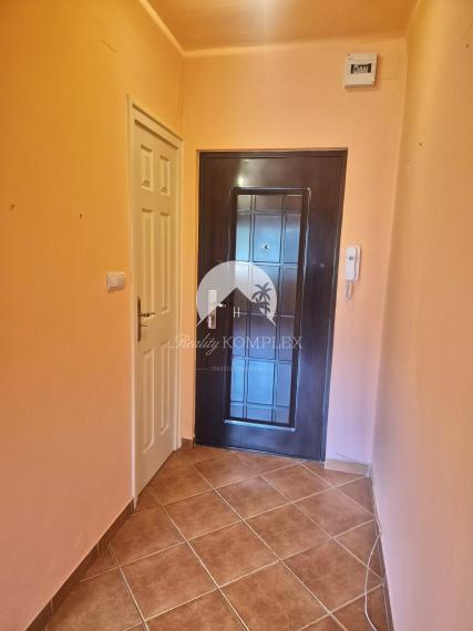 Reality KOMPLEX s.r.o., Vám ponúka na PREDAJ atraktívnu garzónku v mimoriadne vyhľadávanej lokalite Mesta Komárno.