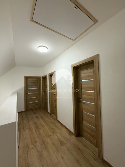 Reality KOMPLEX s.r.o. Vám ponúka na predaj tri moderné radové rodinné domy, nachádzajúce sa vedľa seba v novej, vyhľadávanej mestskej časti Kolárova.