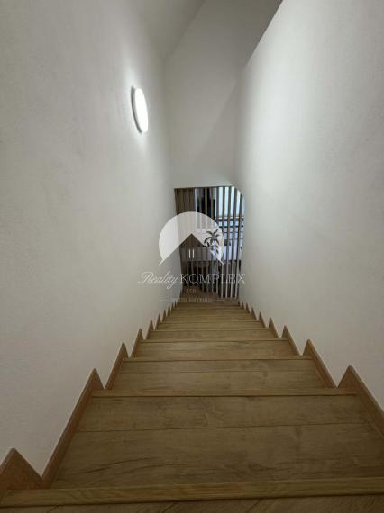 Reality KOMPLEX s.r.o. Vám ponúka na predaj tri moderné radové rodinné domy, nachádzajúce sa vedľa seba v novej, vyhľadávanej mestskej časti Kolárova.