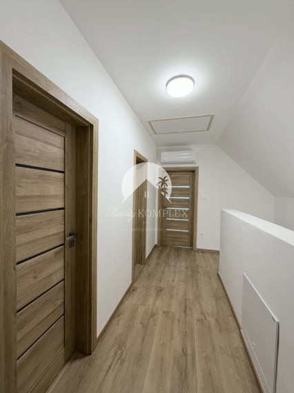 Reality KOMPLEX s.r.o. Vám ponúka na predaj tri moderné radové rodinné domy, nachádzajúce sa vedľa seba v novej, vyhľadávanej mestskej časti Kolárova.