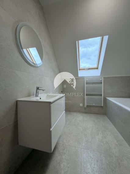 Reality KOMPLEX s.r.o. Vám ponúka na predaj tri moderné radové rodinné domy, nachádzajúce sa vedľa seba v novej, vyhľadávanej mestskej časti Kolárova.