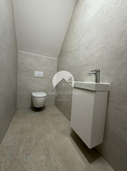 Reality KOMPLEX s.r.o. Vám ponúka na predaj tri moderné radové rodinné domy, nachádzajúce sa vedľa seba v novej, vyhľadávanej mestskej časti Kolárova.