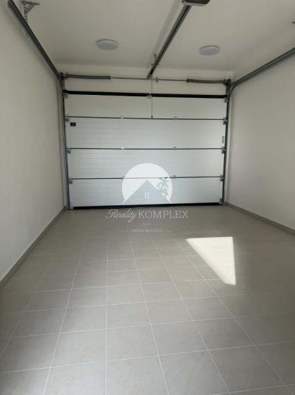 Reality KOMPLEX s.r.o. Vám ponúka na predaj tri moderné radové rodinné domy, nachádzajúce sa vedľa seba v novej, vyhľadávanej mestskej časti Kolárova.