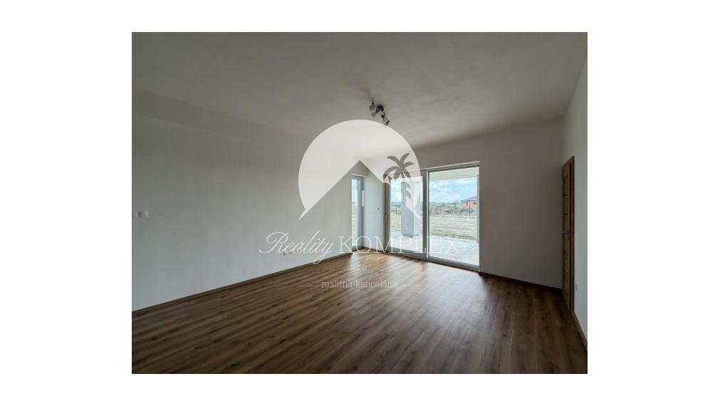 Reality KOMPLEX s.r.o. Vám ponúka na predaj tri moderné radové rodinné domy, nachádzajúce sa vedľa seba v novej, vyhľadávanej mestskej časti Kolárova.