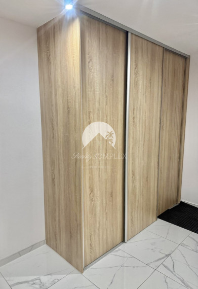 Iba u nás Vám Reality KOMPLEX s.r.o., ponúka na predaj dokonalý 2 izbový byt po kompletnej rekonštrukcií na Meštianskej ulici v meste Komárno !