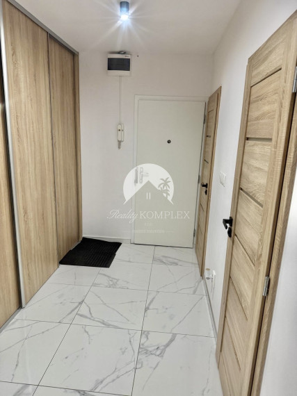 Iba u nás Vám Reality KOMPLEX s.r.o., ponúka na predaj dokonalý 2 izbový byt po kompletnej rekonštrukcií na Meštianskej ulici v meste Komárno !