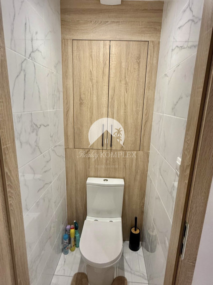 Iba u nás Vám Reality KOMPLEX s.r.o., ponúka na predaj dokonalý 2 izbový byt po kompletnej rekonštrukcií na Meštianskej ulici v meste Komárno !