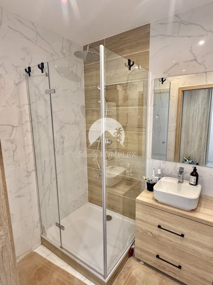 Iba u nás Vám Reality KOMPLEX s.r.o., ponúka na predaj dokonalý 2 izbový byt po kompletnej rekonštrukcií na Meštianskej ulici v meste Komárno !