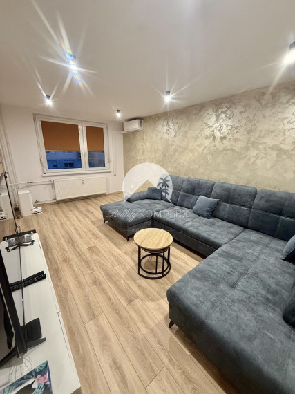 Iba u nás Vám Reality KOMPLEX s.r.o., ponúka na predaj dokonalý 2 izbový byt po kompletnej rekonštrukcií na Meštianskej ulici v meste Komárno !