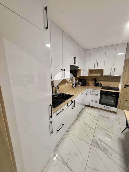 Iba u nás Vám Reality KOMPLEX s.r.o., ponúka na predaj dokonalý 2 izbový byt po kompletnej rekonštrukcií na Meštianskej ulici v meste Komárno !