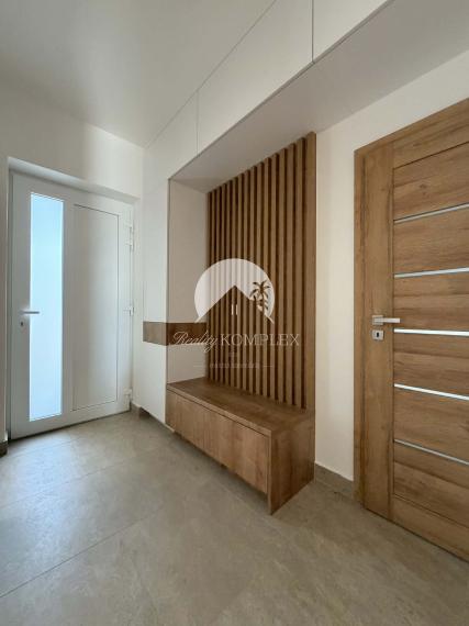 Reality KOMPLEX s.r.o. Vám ponúka na predaj tri moderné radové rodinné domy, nachádzajúce sa vedľa seba v novej, vyhľadávanej mestskej časti Kolárova.