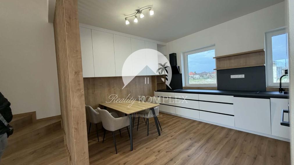 Reality KOMPLEX s.r.o. Vám ponúka na predaj tri moderné radové rodinné domy, nachádzajúce sa vedľa seba v novej, vyhľadávanej mestskej časti Kolárova.