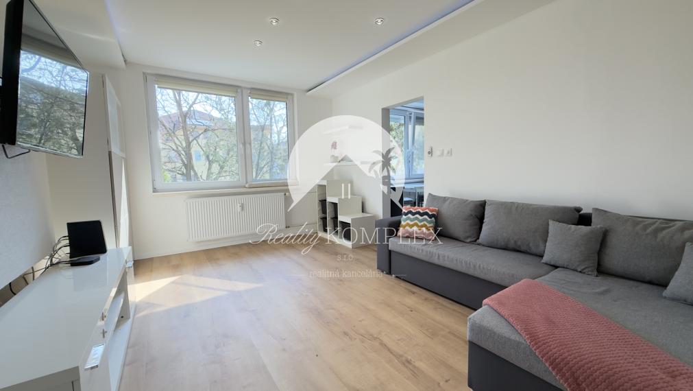 Reality KOMPLEX s.r.o. Vám ponúka na prenájom štýlový, kompletne zrekonštruovaný a zariadený 2-izbový byt, nachádzajúci sa vo vyhľadávanej lokalite na ulici Komenského v Komárne.