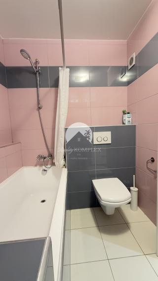 Reality KOMPLEX s.r.o. Vám ponúka na prenájom štýlový, kompletne zrekonštruovaný a zariadený 2-izbový byt, nachádzajúci sa vo vyhľadávanej lokalite na ulici Komenského v Komárne.