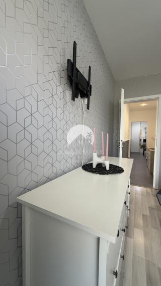 Reality KOMPLEX s.r.o. Vám ponúka na prenájom štýlový, kompletne zrekonštruovaný a zariadený 2-izbový byt, nachádzajúci sa vo vyhľadávanej lokalite na ulici Komenského v Komárne.