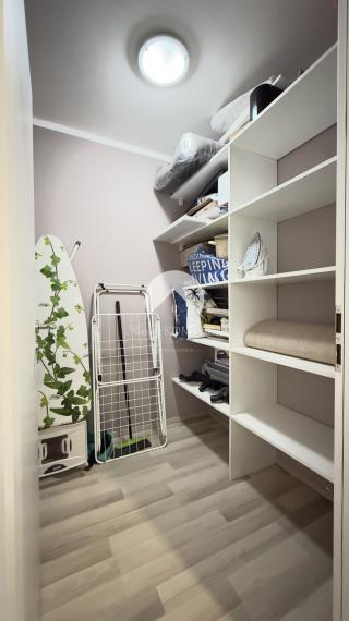 Reality KOMPLEX s.r.o. Vám ponúka na prenájom štýlový, kompletne zrekonštruovaný a zariadený 2-izbový byt, nachádzajúci sa vo vyhľadávanej lokalite na ulici Komenského v Komárne.