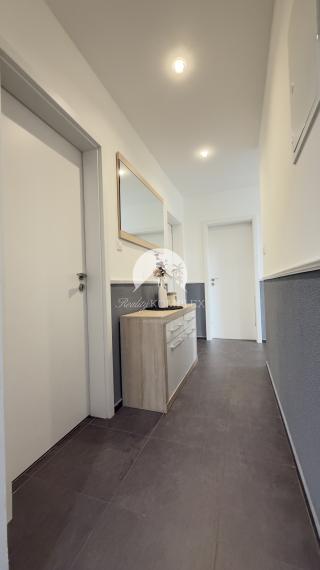 Reality KOMPLEX s.r.o. Vám ponúka na prenájom štýlový, kompletne zrekonštruovaný a zariadený 2-izbový byt, nachádzajúci sa vo vyhľadávanej lokalite na ulici Komenského v Komárne.