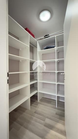 Reality KOMPLEX s.r.o. Vám ponúka na prenájom štýlový, kompletne zrekonštruovaný a zariadený 2-izbový byt, nachádzajúci sa vo vyhľadávanej lokalite na ulici Komenského v Komárne.