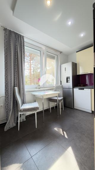 Reality KOMPLEX s.r.o. Vám ponúka na prenájom štýlový, kompletne zrekonštruovaný a zariadený 2-izbový byt, nachádzajúci sa vo vyhľadávanej lokalite na ulici Komenského v Komárne.